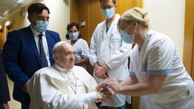 El papa Francisco fue dado de alta y regresó al Vaticano: "Aún estoy vivo, no tuve miedo"