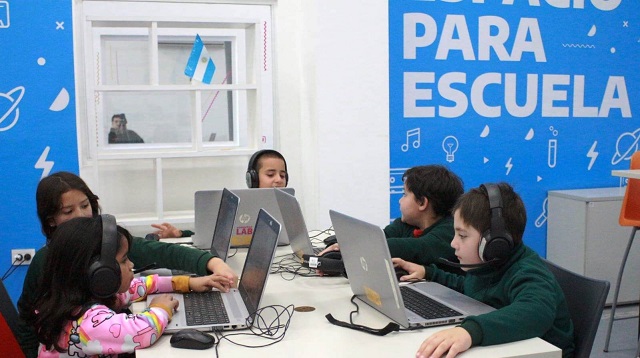 Fontana: Educación firmo comodato con el Municipio para mantener el Conectar Lab y lanzó talleres para docentes sobre IA 