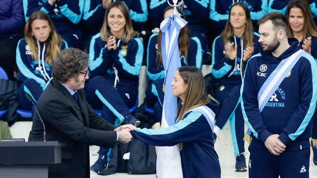 Javier Milei despidió a los deportistas olímpicos: confesiones, su pasado como arquero y presencias inesperadas