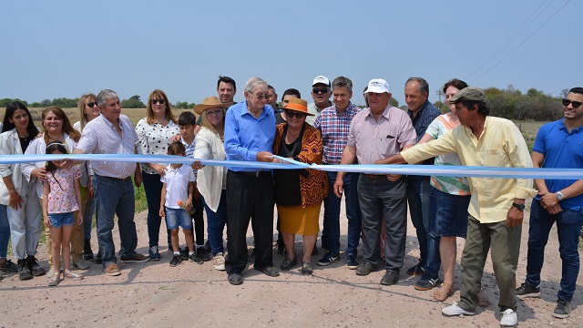 Dia Del Camino: El Gobernador Zdero inauguro ripio y mejoras en la Plaza de Pueblo Diaz - Villa Angela