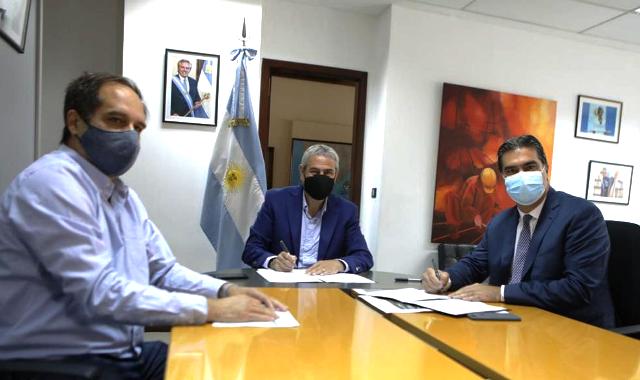 Capitanich y Ferraresi firmaron convenios para la regularización de Tierras y soluciones habitacionales en la Provincia 