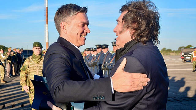 Aeropuerto de Resistencia: El Gobernador Zdero recibió al Presidente de la Nación Javier Milei 