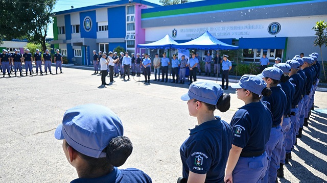 Plan Provincial de Seguridad: Polic&iacute;as egresan con armas y uniformes nuevos 