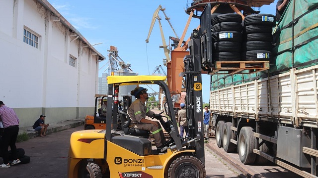 Histórica Operación en el Puerto de Barranqueras: arriban cubiertas importadas desde China con destino final a Córdoba 
