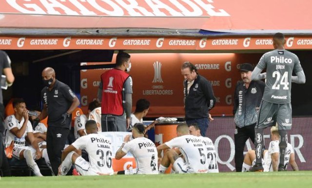 Preocupación en Boca: dos futbolistas del Santos dieron positivo de coronavirus tras el partido y permanecen en Argentina