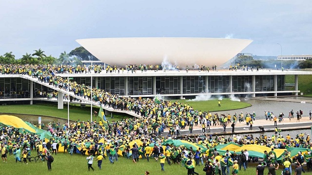 Miles de bolsonaristas invadieron el Palacio del Planalto, el Congreso y la corte en Brasilia