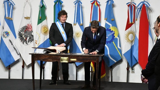 Javier Milei encabezó en Tucumán la firma del Pacto de Mayo: firmó Leandro Zdero 