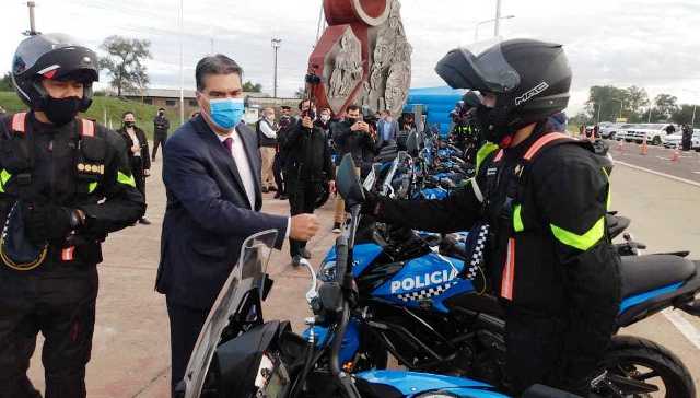 En el Día de la Seguridad Vial, Capitanich entregó 12 motovehículos a la Policía Caminera