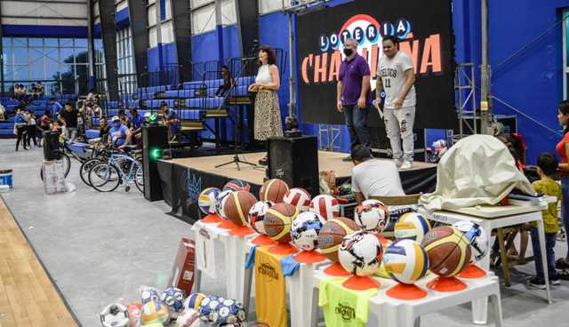 Lotería Chaqueña completó la entrega de elementos deportivos a clubes barriales de Villa Ángela