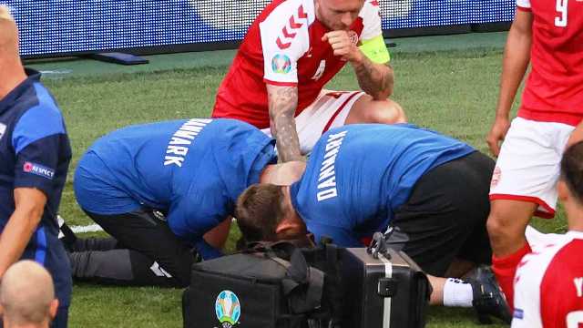 El danés Eriksen se desplomó durante el partido y recibió reanimación cardíaca