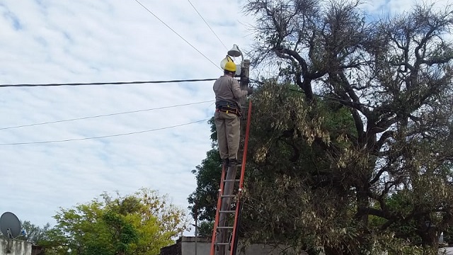 Villa Ángela: Se continúan los trabajos en el alumbrado público  