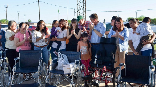 Gral. Pinedo: El Gobernador Zdero entrego títulos de propiedad, ayudas técnicas para personas con discapacidad y equipamientos para Clubes e instituciones locales