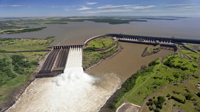 La represa Itaipú abrió sus compuertas y podría mejorar el caudal del Paraná