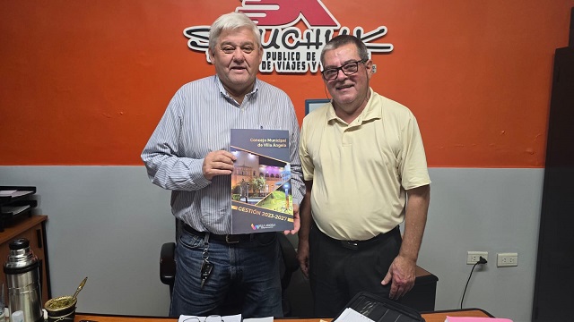 Guillermo Buyatti entreg&oacute; un reconocimiento a Sauchuk Turismo por su extensa trayectoria