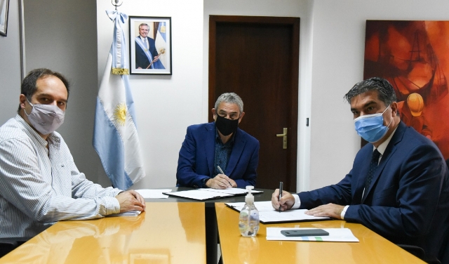 Capitanich y el ministro Ferraresi firmaron un convenio para la construcción de viviendas en el interior chaqueño
