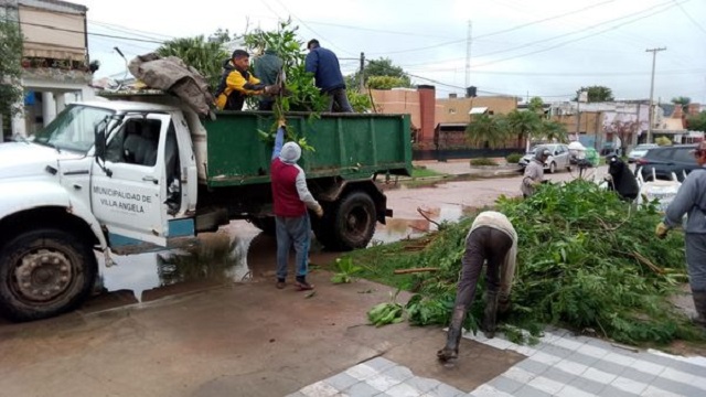 Intervención Municipal con tareas de cuneteo, recolección de ramas y limpieza de calles