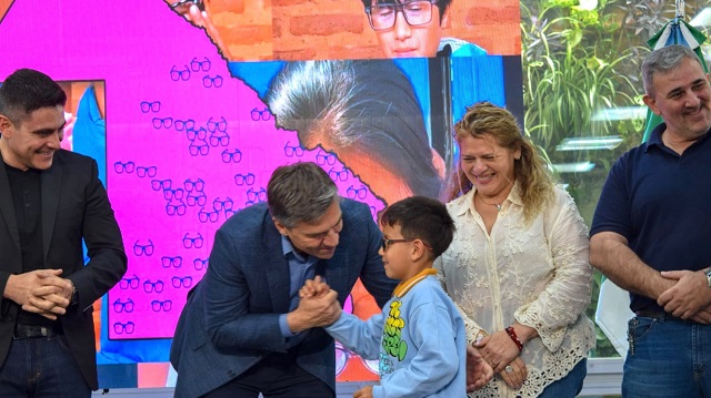 Ver Para Ser Libres: Zdero entreg&oacute; 100 anteojos y destac&oacute; la Inclusi&oacute;n Educativa de los Chicos 