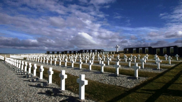 Malvinas: comenzó el trabajo forense para identificar soldados caídos en la Guerra y enterrados en una tumba colectiva