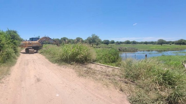 APA y Vialidad Provincial ejecutan tareas de saneamiento en el Canal III del Bajo Hondo Grande