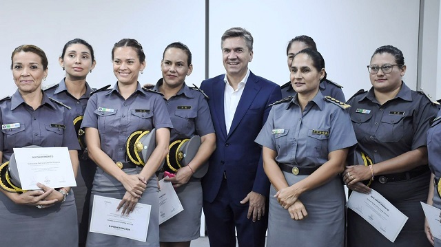 El Gobernador Zdero entrego reconocimientos a Mujeres de la Policía y del SPP del Chaco