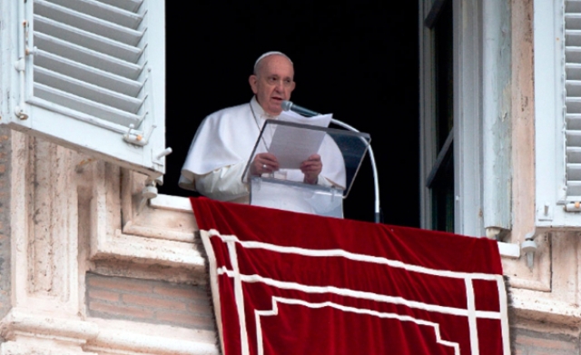 Francisco vuelve a asomarse a la ventana para rezar su plegaria semanal: "Extrañaba la plaza"