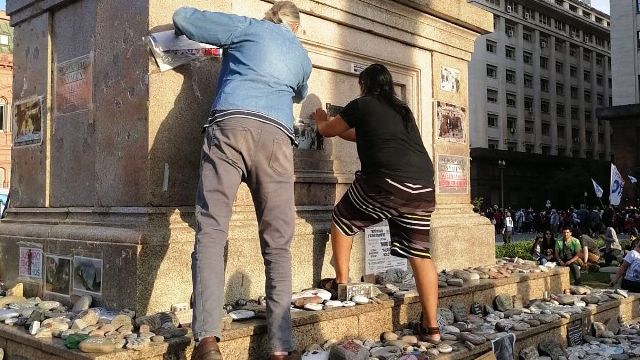 Juntos por el Cambio denunció que "una horda llena de odio" atacó el memorial por las víctimas del Covid en Plaza de Mayo