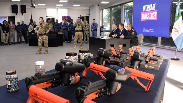 Seguridad y Modernizaci&oacute;n: Zdero present&oacute; las Pistolas Taser que comenzar&aacute; a utilizar la Polic&iacute;a del Chaco 