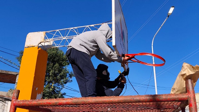 Villa &Aacute;ngela: Reparaci&oacute;n y mantenimiento de juegos deportivos en el Parque "Eva Per&oacute;n"