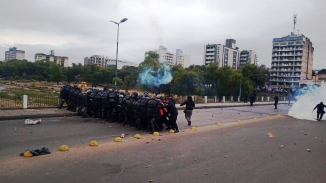 Serios incidentes en Jujuy: quisieron prender fuego la Legislatura mientras se trataba la reforma Constitucional