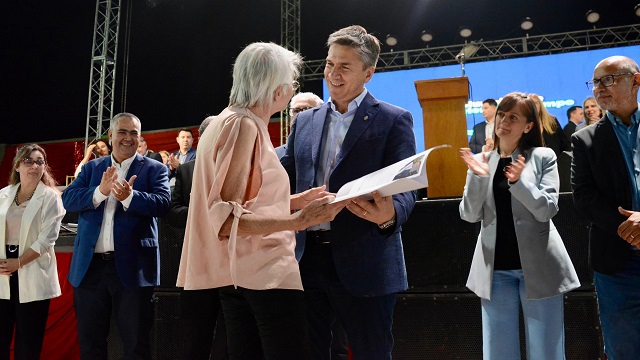 Hermoso Campo: El Gobernador Zdero acompaño el acto por el 84° aniversario, entrego un equipo de radiología al Hospital local e inauguro refacciones del Registro Civil