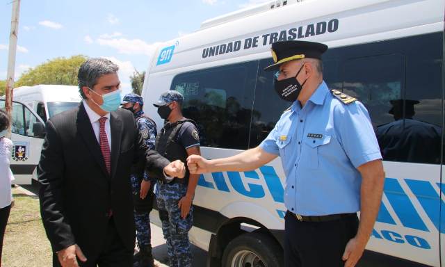Fortalecimiento Institucional: En Sáenz Peña, Capitanich entregó Minibuses y Chalecos antibalas al Personal Policial 