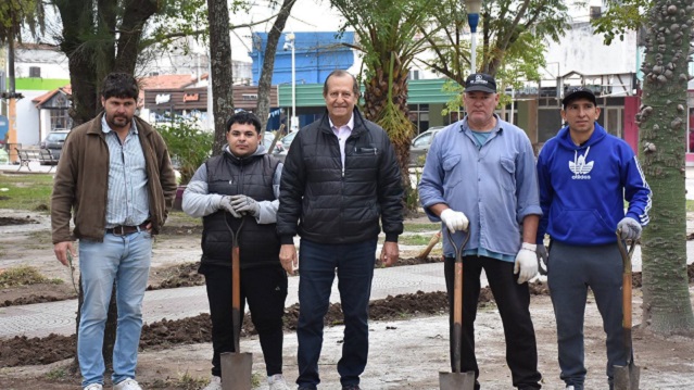 Reforestación y Parquización de la Plaza Central General San Martín: Trabajo Municipal para embellecer y mejorar el espacio público 