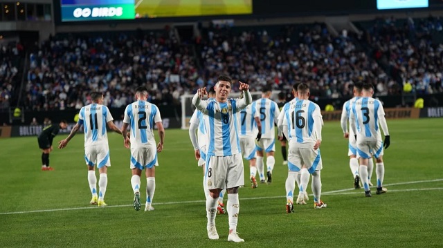 Argentina goleó a El Salvador en su estreno de temporada en Estados Unidos