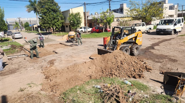Villa &Aacute;ngela: El Municipio avanza en nuevas obras de bacheo, reparaci&oacute;n de alcantarilla, perfilado y relleno de calles 