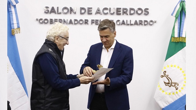 Bienal 2026: Zdero recibi&oacute; a Juan Carlos Pullarols, quien don&oacute; la "Rosa de la Paz" para impulsar la restauraci&oacute;n de Bosques Nativos