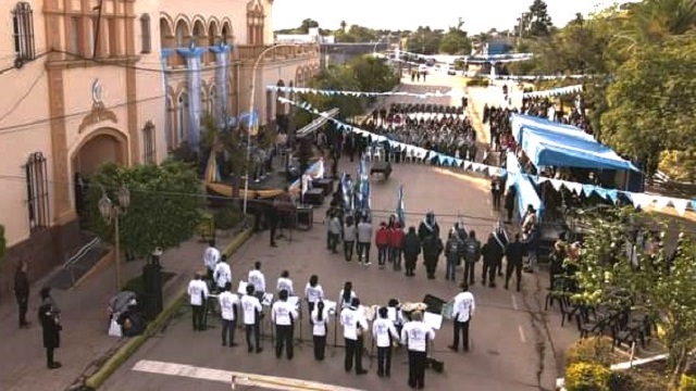El tradicional acto del 25 de mayo se realizó frente al Palacio Municipal 