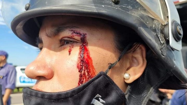 Brutal resistencia de manifestantes al desalojo de un piquete que encabezaban en Ruta 11: varios agentes heridos