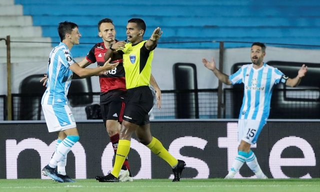 Libertadores: Con un arbitraje muy controvertido, Racing y Flamengo empataron en la ida de los octavos de final