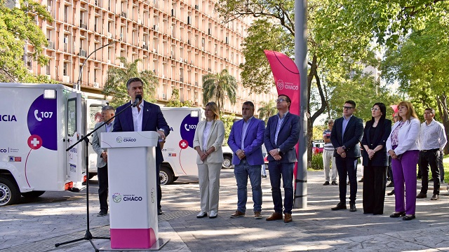 Zdero presentó 16 nuevas ambulancias que fortalecerán la atención sanitaria provincial y 9 camionetas para desarrollo humano 