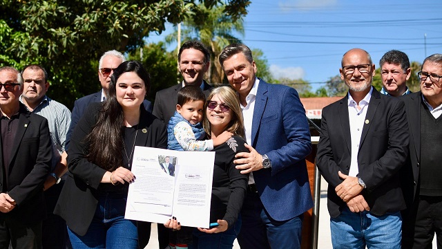 Aniversario 108 de Fontana: El Gobernador Zdero inauguro pavimento y entrego tirulos de propiedad 