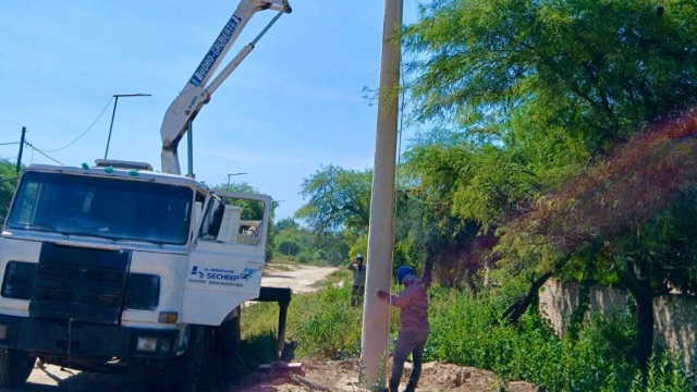 Misi&oacute;n Nueva Pompeya: Avanza la extensi&oacute;n de la red el&eacute;ctrica en el Barrio Cacique Francisco Supaz 