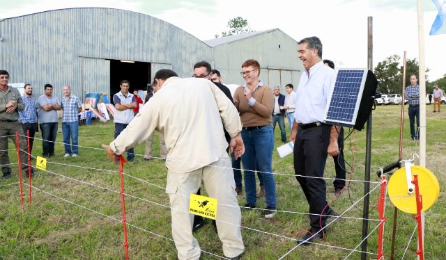 Sustentabilidad Energética: Capitanich entregó boyeros solares a productores ganaderos  