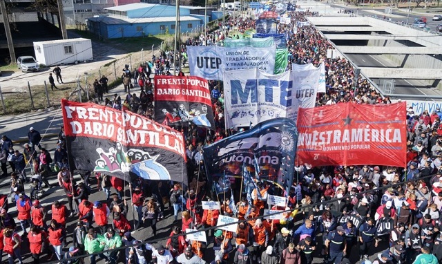 Movimientos sociales oficialistas salen a las calles en reclamo del Salario Básico Universal