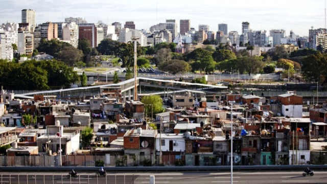 La pobreza en Argentina llegó al 40,6% en la primera mitad del año y alcanzó a 18,8 millones de personas