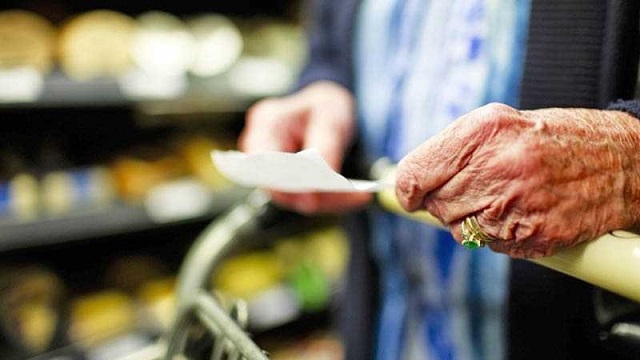La AFIP reglamentó reintegro de hasta $18.000 mensuales a jubilados en compras con tarjeta de débito