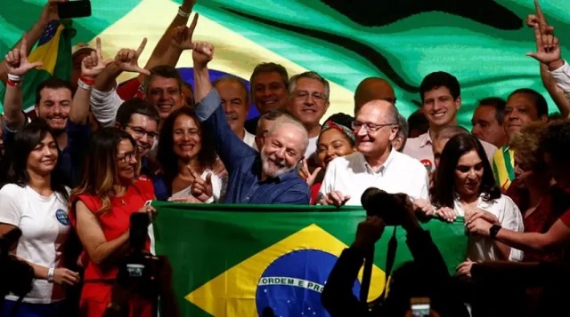 En una histórica y reñida votación, Lula se impuso ante Bolsonaro y volverá a ser presidente de Brasil