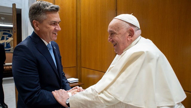 ENCUENTRO DEL GOBERNADOR ZDERO CON EL PAPA FRANCISCO: “EL SANTO PADRE ENVIÓ BENDICIONES PARA TODOS LOS CHAQUEÑOS” 