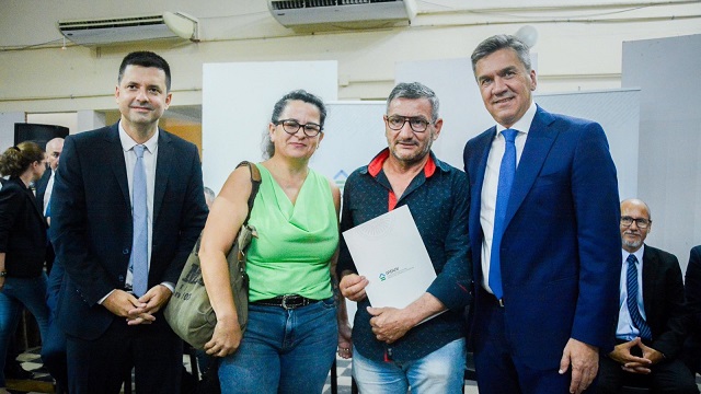 Sáenz Peña: El Gobernador entrego títulos de propiedad a 30 familias  