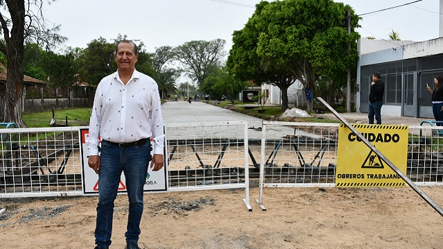 Papp supervisó los trabajos de pavimento sobre calle Constitución en el Barrios Sur 
