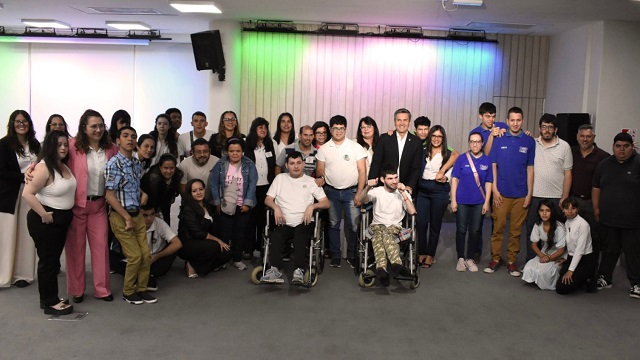 El Gobernador Zdero junto a Personas con Discapacidad compartieron un espacio de diálogo, en el marco del 3 de diciembre